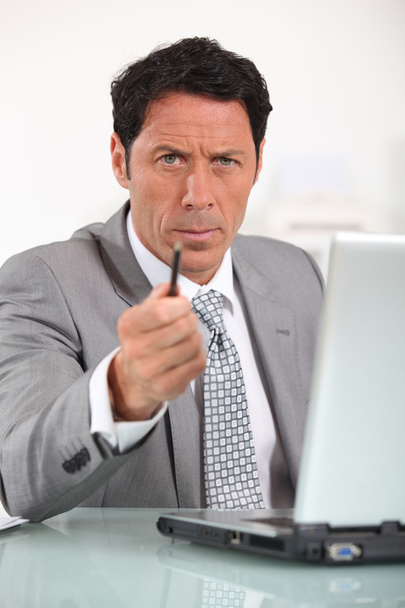 férfi ügyvezető-on laptop - Fotó, kép