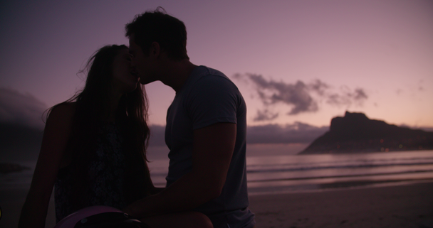 Pár csók mellett robogó - Felvétel, videó
