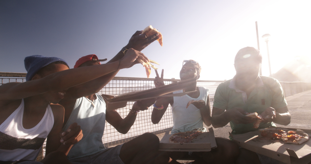 Cheers έφηβος φίλοι με πίτσα - Πλάνα, βίντεο