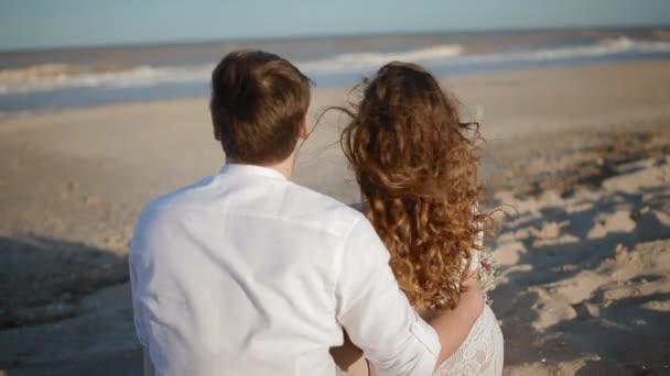 Kaukázusi a fiatal pár néz ki, a tengeren - Felvétel, videó