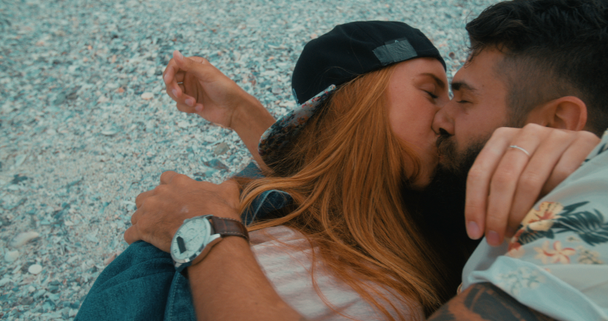 Hipster casal beijando na praia
 - Filmagem, Vídeo