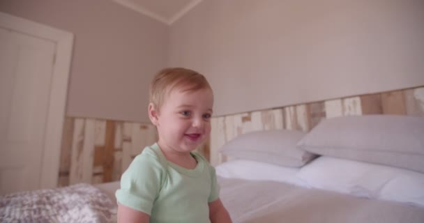 Baby boy adventurer crawling - Materiał filmowy, wideo
