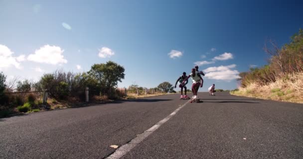 Skateboarders αγωνιστικά σε έναν έρημο δρόμο - Πλάνα, βίντεο