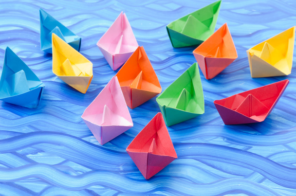 pestrobarevné papírové origami lodě - Fotografie, Obrázek