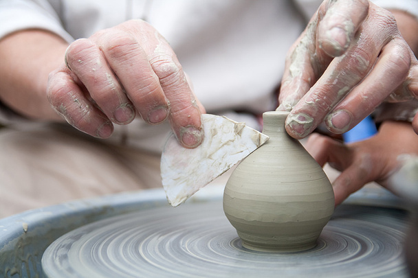 Cerámica. Artículos hechos a mano. Manos trabajando en la rueda de cerámica. Potter.
  - Foto, Imagen