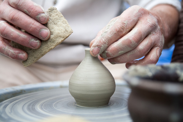 Hrnčířství. Ruční výroba keramiky. Ruce pracují na hrnčířského kruhu. Potter  - Fotografie, Obrázek