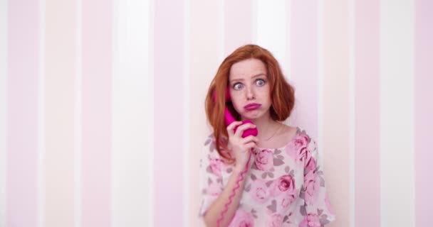 redhead vrouw praten over de telefoon - Video