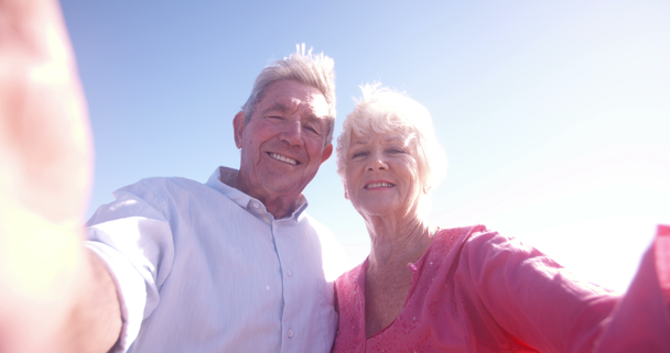 Starší důchodce pár užívání autoportrét - Záběry, video