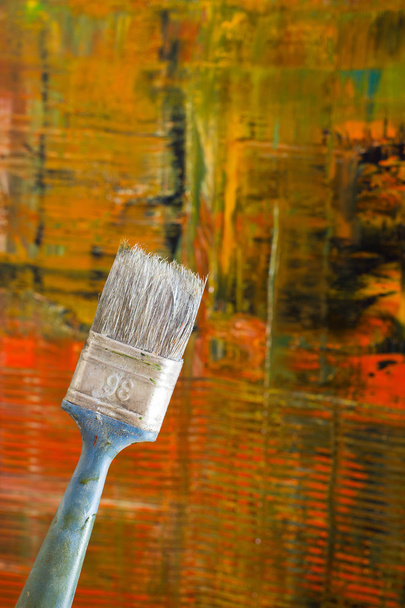Lienzo dolorido abstracto. Pinceles y pinturas al óleo en una paleta
. - Foto, Imagen