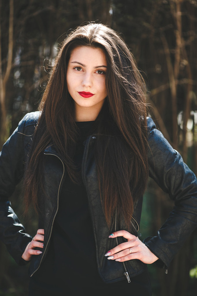 Гламурная молодая женщина в черной кожаной куртке
 - Фото, изображение