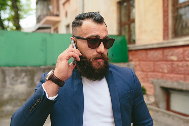 Empresario barbudo mirando el teléfono
 - Foto, imagen