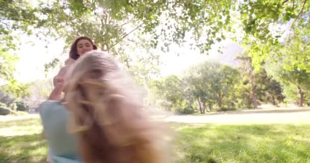 Mamá y su hija girando en el parque
 - Imágenes, Vídeo