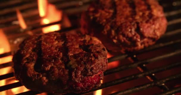 Wołowina Burger patties gotowanie na grillu - Materiał filmowy, wideo