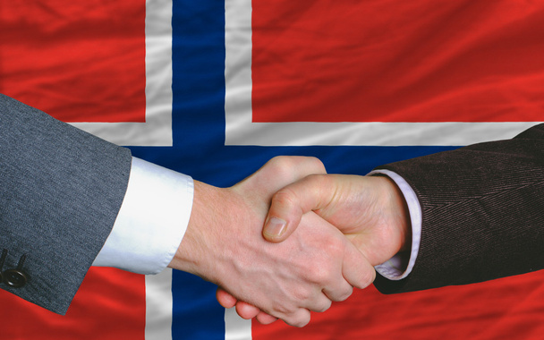 ノルウェー国旗の前で良い取引後ビジネスマン ハンドシェイク - 写真・画像