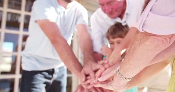 Familia poniendo sus manos juntas en una pila
 - Metraje, vídeo