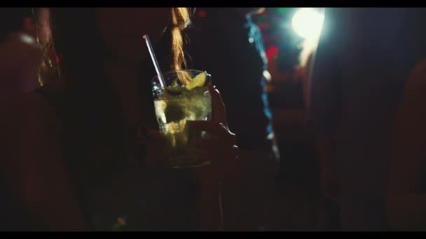 bela ásia mulher beber cocktails
 - Filmagem, Vídeo