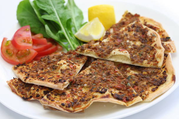 Lahmacun, Turks gehakt vlees pizza - Foto, afbeelding