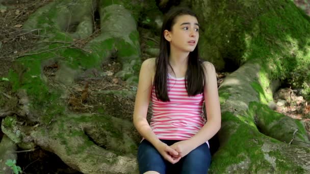 Verängstigtes Mädchen im Wald verloren - Filmmaterial, Video