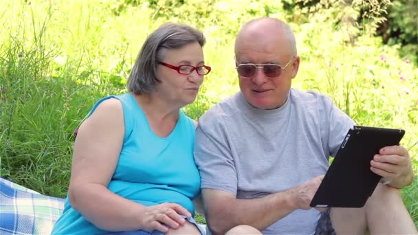 starší pár s digitálním tablet pc - Záběry, video