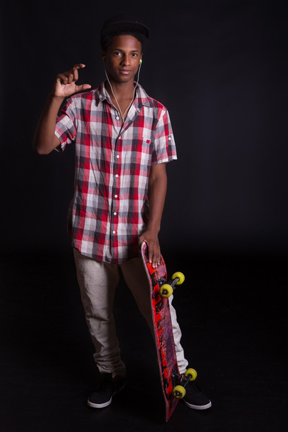 Skater jongen poseren met skateboard - Foto, afbeelding