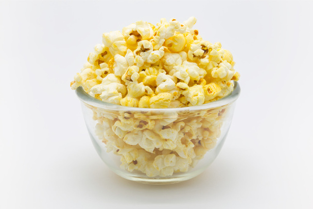 Карамельный попкорн на белом
 - Фото, изображение