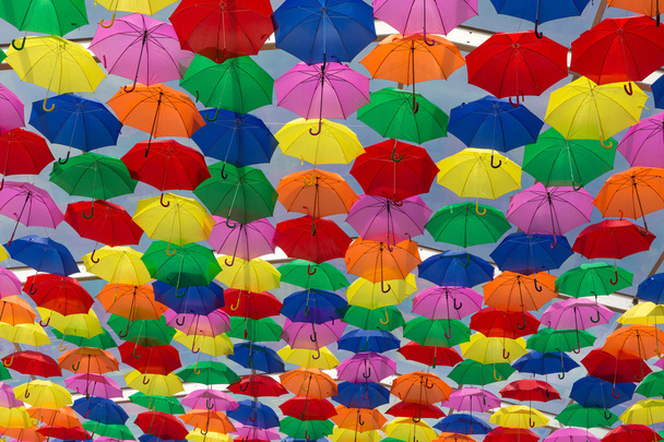 Lotes de guarda-chuvas colorir o céu
 - Foto, Imagem