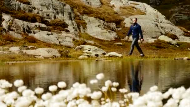 Чоловік гуляє по гірській панорамі
 - Кадри, відео