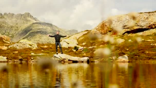 Чоловік стоїть перед гірським озером
 - Кадри, відео