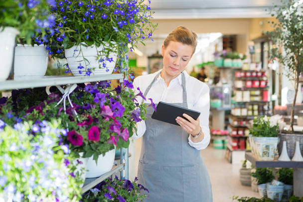 Florist Using Digital Tablet In Flower Shop - Foto, Imagem