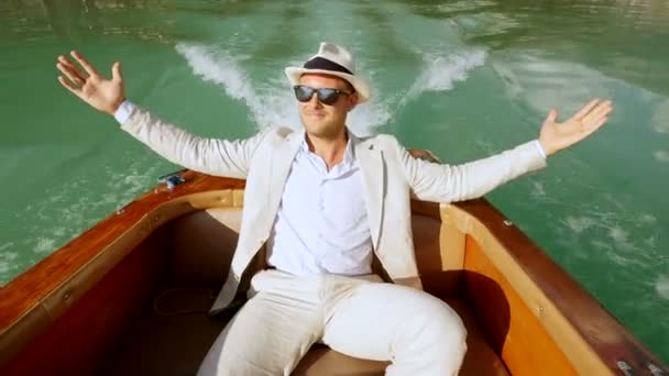 ボートのデッキ上リラックスした男 - 映像、動画