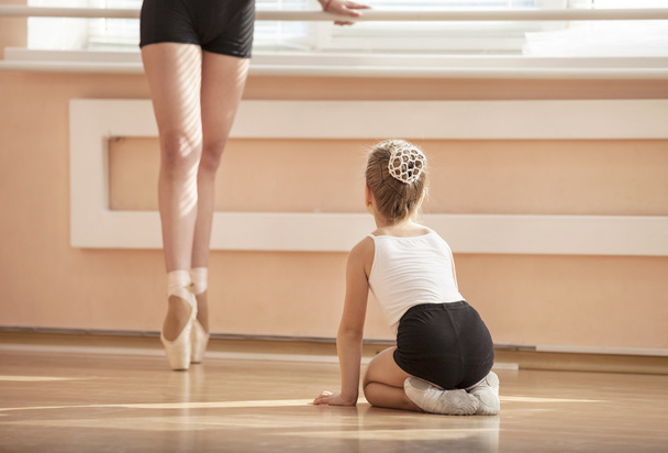 meisjes bij ballet klasse dansen - Foto, afbeelding