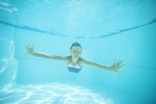 Ragazza nuotare sott'acqua in piscina
 - Foto, immagini