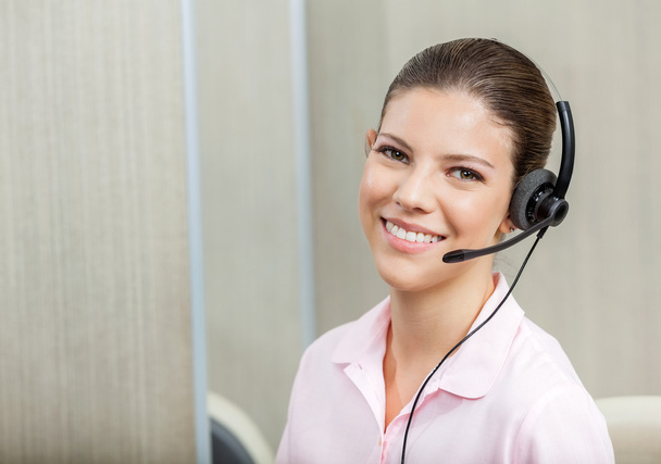 Porträt einer lächelnden Kundendienstleiterin, die ihn trägt - Foto, Bild