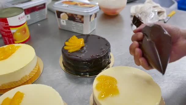 Dodanie czekolady oblodzenia na upieczony biszkopt - Materiał filmowy, wideo
