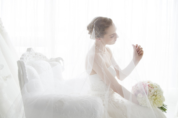 Bride stare at hand - Fotoğraf, Görsel