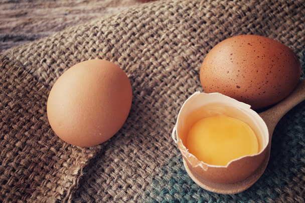 Huevos crudos
 - Foto, imagen