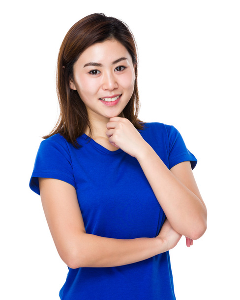 青い t シャツの若いアジア女性 - 写真・画像