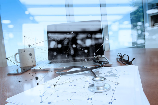 Lääkärin työtila kannettavan tietokoneen kanssa lääketieteellisessä työtilassa
 - Valokuva, kuva