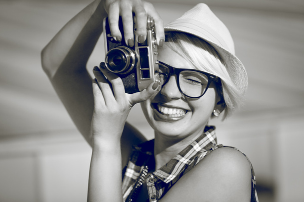 mosolyogva csípő lány pózol a retro filmes portréja - Fotó, kép