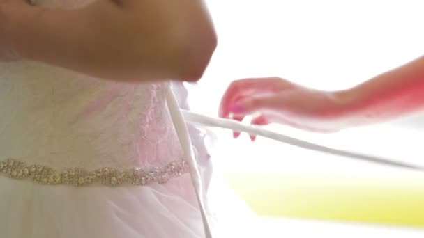 Νύφη & φόρεμα προετοιμασία - απόθεμα βίντεο γάμου - Πλάνα, βίντεο