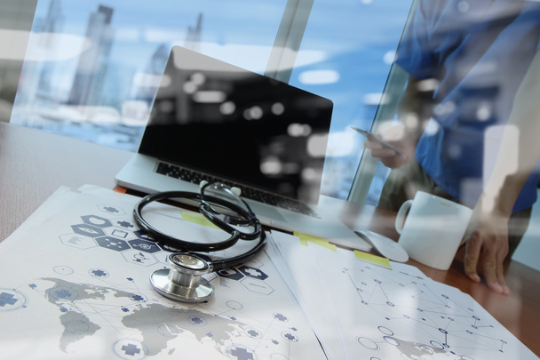 Médico trabajando con tableta digital y computadora portátil en medica
 - Foto, Imagen