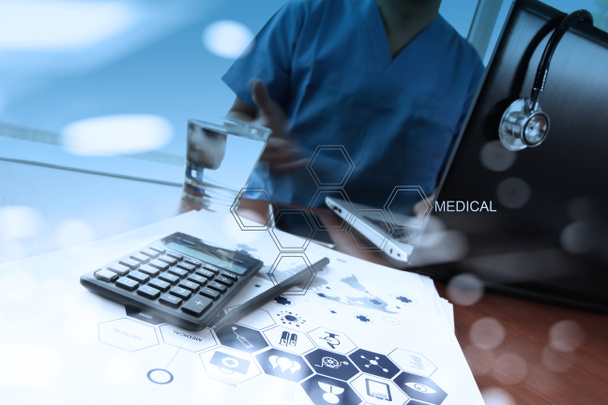 Médico trabalhando com tablet digital e computador portátil em medica
 - Foto, Imagem