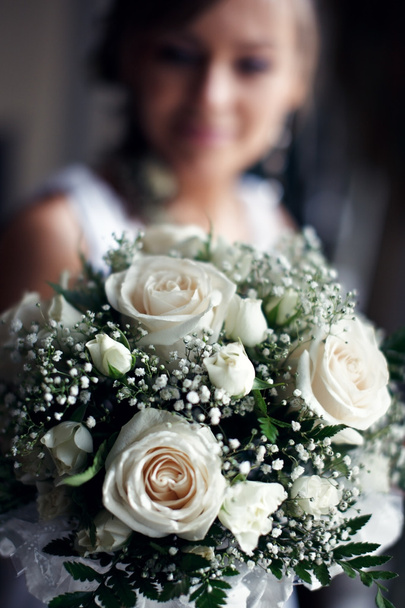 mladá šťastná nevěsta s květinami - Fotografie, Obrázek