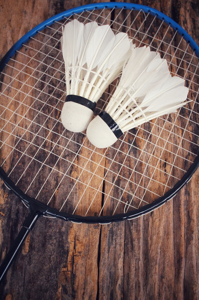 Shuttlecocks com raquete de badminton
. - Foto, Imagem