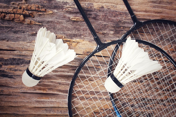 Shuttlecocks com raquete de badminton
. - Foto, Imagem