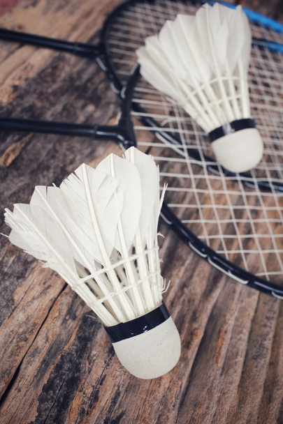 Shuttles met badminton racket. - Foto, afbeelding