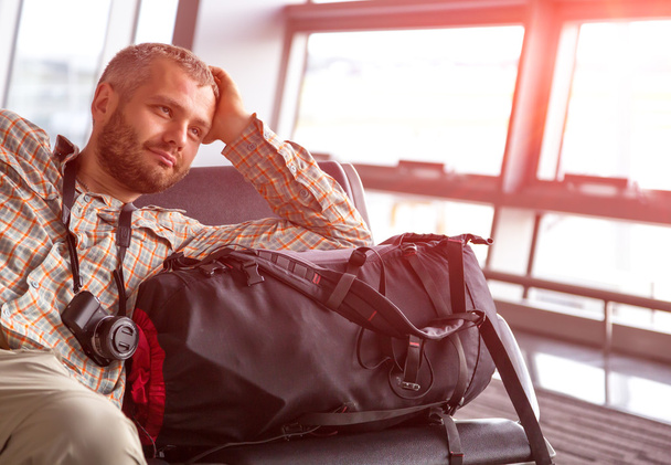 Smiling man at airport - Foto, imagen