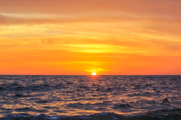Zonsondergang boven de zee - Foto, afbeelding
