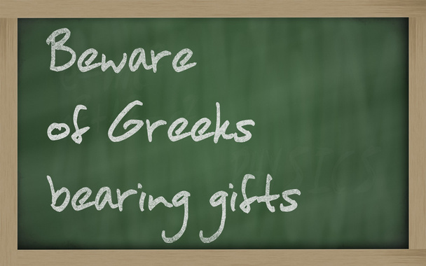 " Cuidado con los griegos que llevan regalos "escrito en una pizarra
 - Foto, Imagen