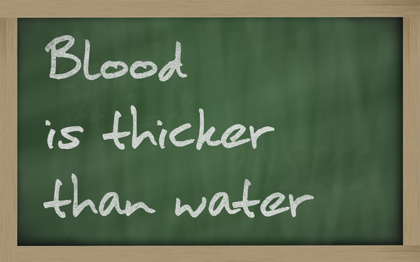 " Το αίμα είναι παχύτερο από το νερό "γραμμένο σε έναν μαυροπίνακα - Φωτογραφία, εικόνα